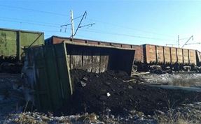 В СВЕРДЛОВСКОЙ ОБЛАСТИ С ПУТЕЙ СОШЛИ СЕМЬ ВАГОНОВ С УГЛЕМ